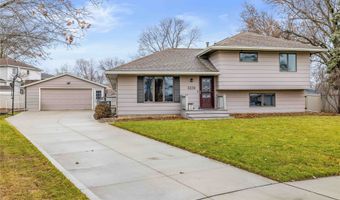 2238 Camelot Ct, Altoona, IA 50009