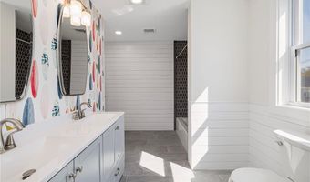 11 Gunning Ct, Middletown, RI 02842