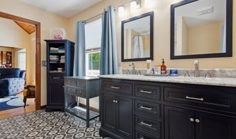 10 Colonial Dr, Clinton, CT 06413