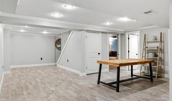 884 Village Brook Ct, Ballwin, MO 63021