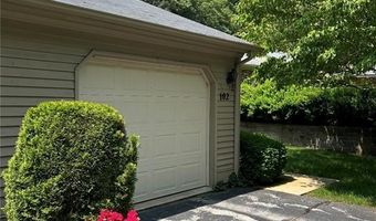 102 Pine Glen Dr, East Greenwich, RI 02818