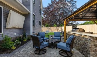 3 Oak St, Middletown, RI 02842