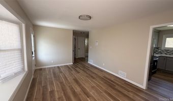 32 Penndale Dr, Amityville, NY 11701