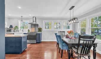 8 Lakeview Rd, Brookfield, CT 06804