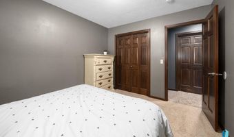212 N Fairway Dr, Brandon, SD 57005