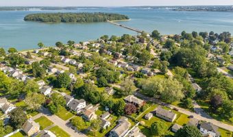 5 Phillips Rd, Falmouth, ME 04105