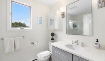 8 SCHOOL HOUSE Rd, Narragansett, RI 02882