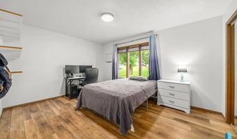 2908 N Oak Rd, Brandon, SD 57005