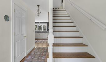 2 Sunnyfield Ln, Falmouth, ME 04105