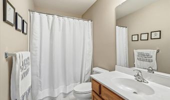 8 Meadowbrook Aly, Barnegat, NJ 08005