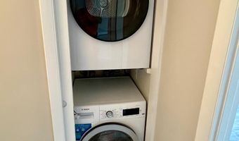 118 ROBERTS Ln 300, Alexandria, VA 22314