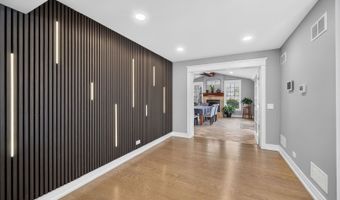 24 W Berkley Dr, Arlington Heights, IL 60004