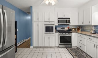 17 Valley Stream Dr, Danbury, CT 06811