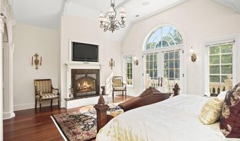 26 Pequot Ln, New Canaan, CT 06840