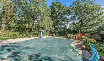 260 Oakridge Ln, Albertson, NY 11507