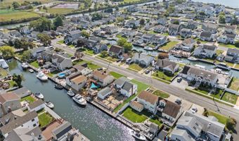 15 Hayes Rd, Amity Harbor, NY 11701