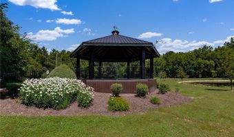 7 Hummingbird Ln, Amherst, NY 14228