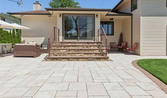 51 Dogwood Rd, Albertson, NY 11507