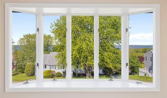 23 Algonquin Dr, Middletown, RI 02842