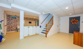 15 Tanglewood Dr, Andover, NJ 07848