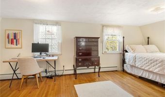 32 Tanglewood Trl, Narragansett, RI 02882