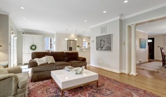 1114 N HARRISON St, Arlington, VA 22205