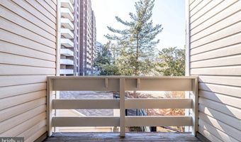 244 S REYNOLDS St 303, Alexandria, VA 22304