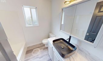 808 5TH St, Brookings, OR 97415