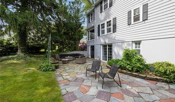 2 Carvin Ct, Warwick, RI 02886