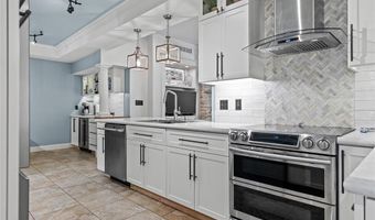 884 Village Brook Ct, Ballwin, MO 63021