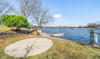 23 Holiday Dr, Hainesville, IL 60552