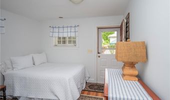 203 Fenner Ave 5, Middletown, RI 02842