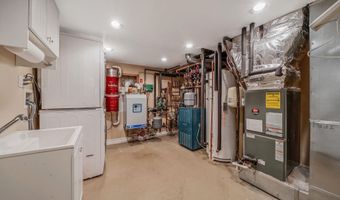 15 Foxcroft Rd, Albertson, NY 11507