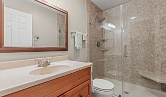 2215 Nichols Rd B, Arlington Heights, IL 60004