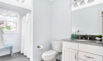 8 Green Acres Dr, Narragansett, RI 02882