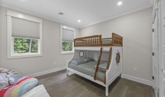 129 Magnolia Ln, Middletown, NJ 07748