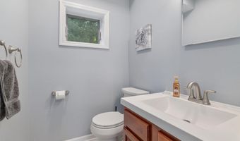 3 Oaks Ct, Albany, NY 12203