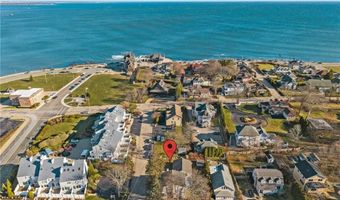 16 Courtway St, Narragansett, RI 02882