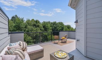 2550 FARMSTEAD Dr, Rockville, MD 20850