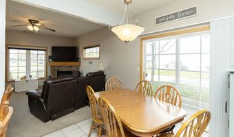 921 10th St, Altoona, IA 50009