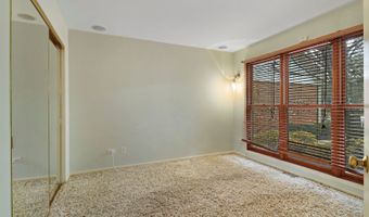 2060 N Charter Point Dr, Arlington Heights, IL 60004