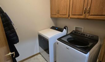 511 Clearwater Cir, Beatrice, NE 68310