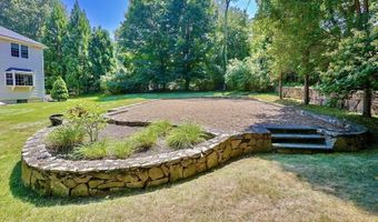 8 Pilgrim Rd, Ashland, MA 01721