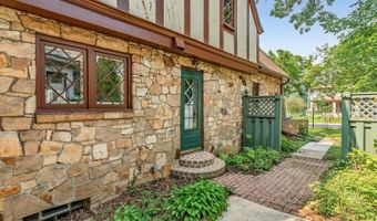 914 Ash St, Baraboo, WI 53913
