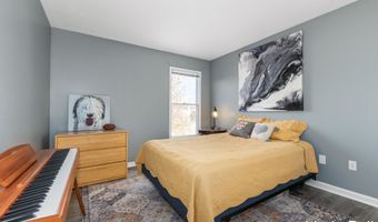 33 Fox Point Ct NE, Ada, MI 49301