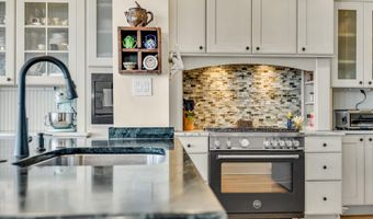 42 Bayside Dr, Atlantic Highlands, NJ 07716