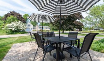 64 Juniper Trl, Narragansett, RI 02882