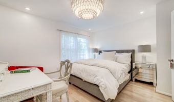 8 CARRIAGE HOUSE Cir, Alexandria, VA 22304