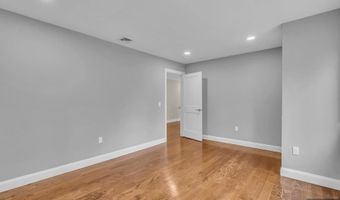 55 Maiden Ln, Bergenfield, NJ 07621