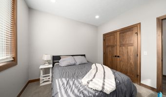 1012 S Nicholas Ave, Brandon, SD 57005